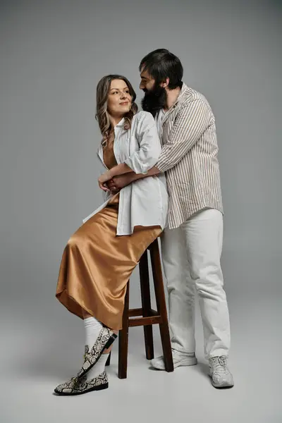 A couple in sophisticated attire poses for a portrait, showcasing their affectionate bond. — Stock Photo