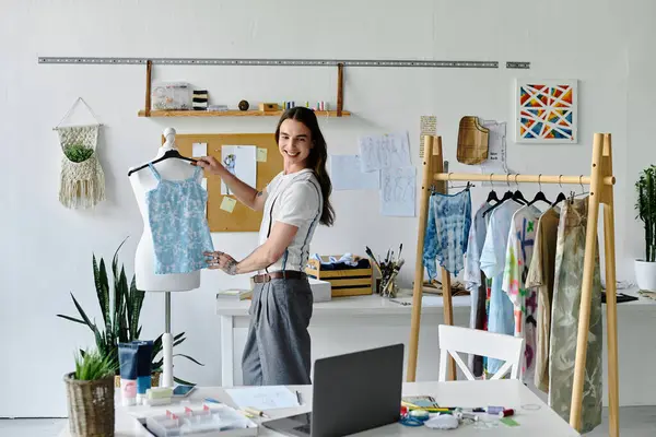 Um jovem em um atelier de restauração de roupas DIY, mostrando sua paixão pela moda sustentável, transformando roupas descartadas. — Fotografia de Stock