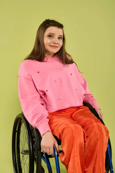 Eine junge brünette Frau mit Behinderung posiert anmutig in einem Studio und strahlt Eleganz und Selbstbewusstsein aus. — Stockfoto