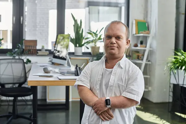 Человек с инклюзивностью уверенно стоит в своем офисе, демонстрируя инклюзивность на рабочем месте. — стоковое фото