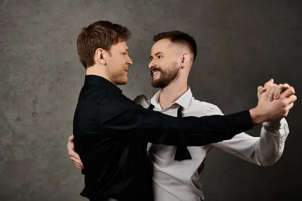 Una coppia gay in abiti eleganti abbraccia e balla insieme. — Foto stock