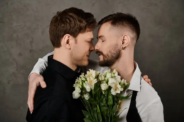 Ein liebendes schwules Paar in eleganten Anzügen teilt einen zärtlichen Moment. — Stockfoto