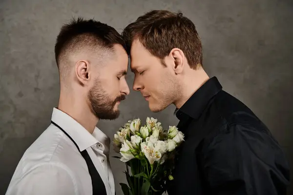 Ein liebevolles homosexuelles Paar in adretten Anzügen teilt einen zärtlichen Moment. — Stockfoto