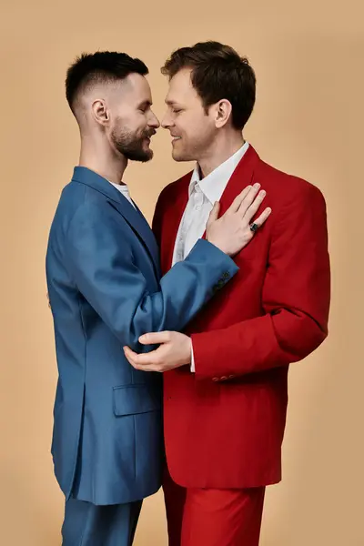 Due uomini in giacca e cravatta abbracciano, il loro amore evidente nel loro sguardo. — Foto stock