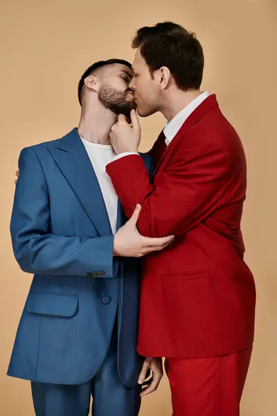 Due uomini in abiti eleganti condividono un bacio tenero. — Foto stock