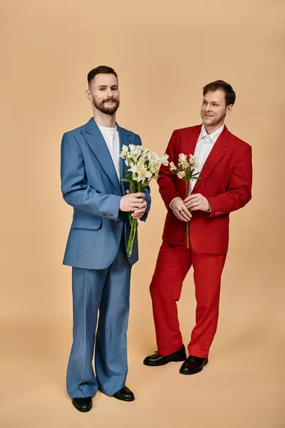 Two men in suits hold bouquets of flowers. — Stock Photo