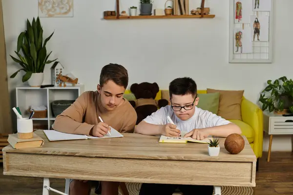 Zwei Jungen sitzen an einem Tisch und schreiben in Notizbücher. — Stockfoto