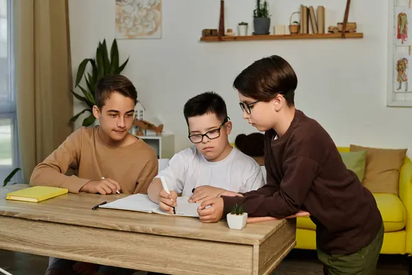 Drei kleine Jungen arbeiten gemeinsam an einem Schulprojekt zu Hause. — Stockfoto