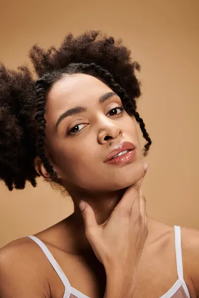 Uma jovem afro-americana com pele bonita contra um fundo bege. — Fotografia de Stock