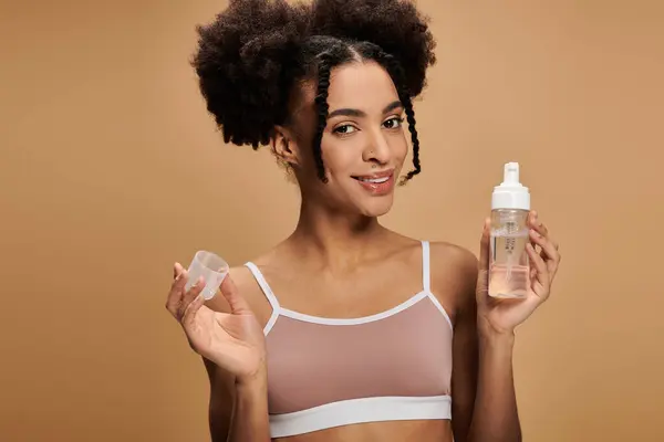 Eine junge Afroamerikanerin lächelt selbstbewusst und zeigt ihre Schönheit und ihren natürlichen Glanz. — Stockfoto