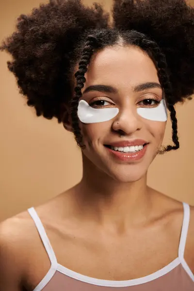 Uma jovem afro-americana com um sorriso radiante e manchas nos olhos, mostrando diversidade em beleza. — Fotografia de Stock