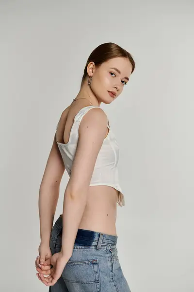 Uma jovem posa em um top branco, mostrando sua elegância e estilo. — Fotografia de Stock