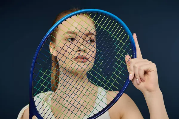 Молодая женщина позирует с теннисной ракеткой. — стоковое фото