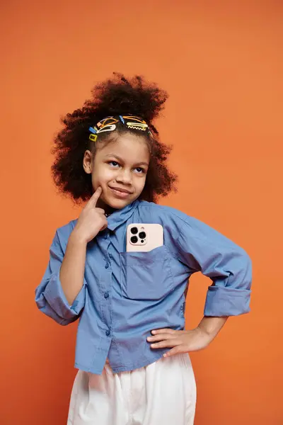 Uma jovem negra confiante em camisa azul na moda com smartphone em um bolso — Fotografia de Stock