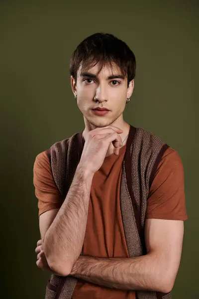 A stylish man poses against a vibrant green backdrop. — Stock Photo