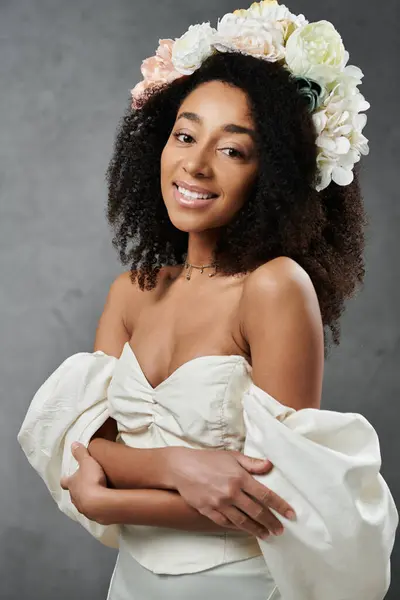 Eine schöne afroamerikanische Braut trägt ein weißes Hochzeitskleid und eine Blumenkrone. — Stockfoto