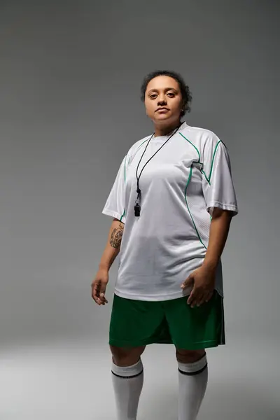 Un arbitro donna in uniforme e con un fischietto è pronta ad ufficializzare una partita di calcio. — Foto stock