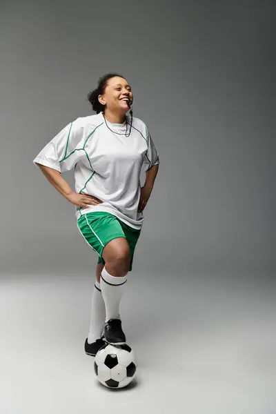 Uma mulher de uniforme de futebol está confiante, pronta para jogar. — Fotografia de Stock
