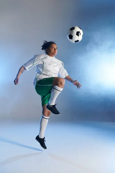 Um jogador de futebol feminino salta alto, olhos fixos na bola, prestes a fazer um jogo poderoso. — Fotografia de Stock