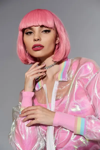 Una mujer con el pelo rosa y el traje vibrante posa para un retrato. — Stock Photo