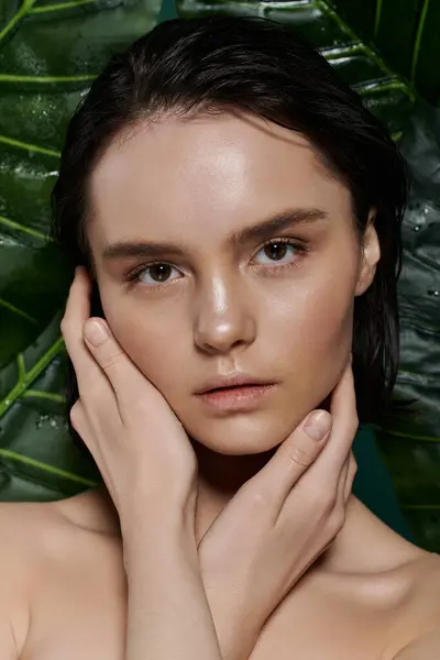 Un ritratto ravvicinato di una donna che posa su uno sfondo verde vibrante. — Foto stock