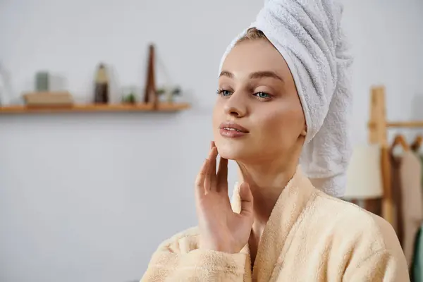 Frau im Bademantel mit handtuchumwickelten Haaren wirkt zu Hause gelassen. — Stock Photo