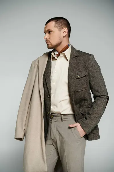 A stylish man poses with a sophisticated look. — Stock Photo