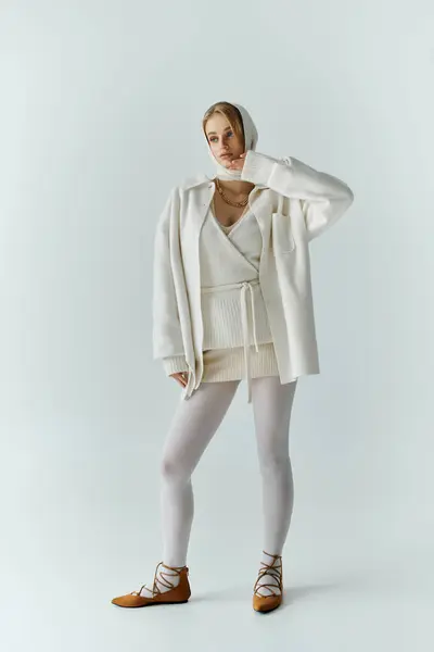 Donna in maglieria bianca con sciarpa, camicia, gonna, collant posa su sfondo bianco. — Foto stock