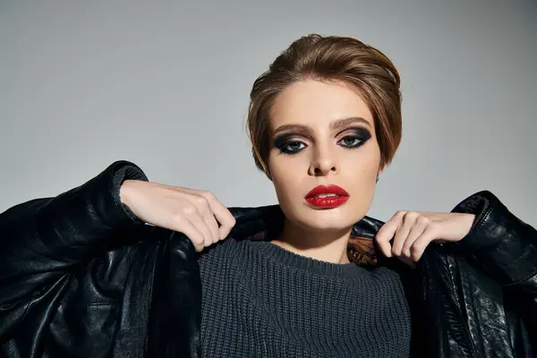 A chic woman with dark makeup and a leather jacket. — Stock Photo