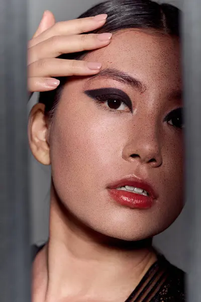 Close-up portrait of a woman with bold makeup, looking directly at the camera. — Stock Photo