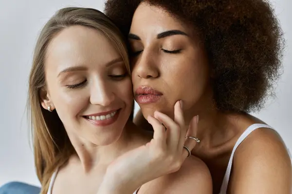 Duas mulheres, uma loira com pele clara e outra com pele escura e cabelo encaracolado, estão perto — Fotografia de Stock