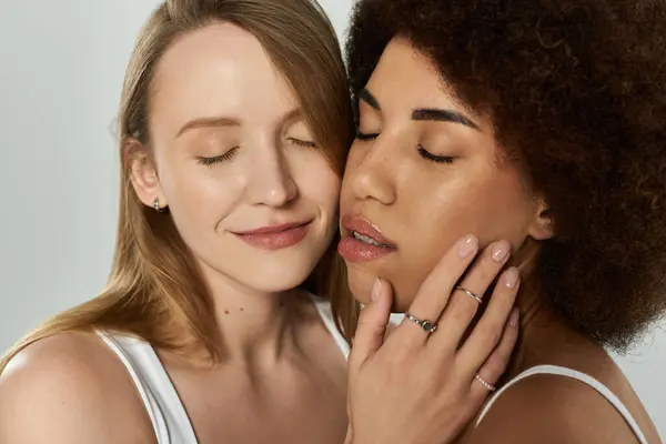 Две женщины, пара lgbtq, находятся рядом с закрытыми глазами и мягко улыбаются. — стоковое фото