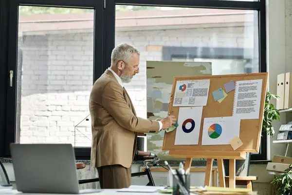 A man with a beard organizes a presentation on a corkboard during an online class, lgbtq teacher — Stock Photo