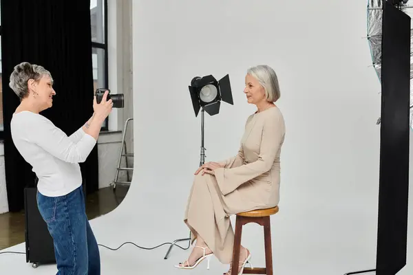 Un fotografo cattura un momento tenero tra una coppia durante un servizio fotografico. — Foto stock