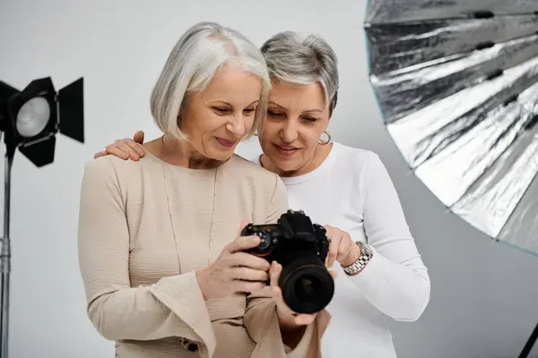 Зріла лесбійська пара позує на фотосесію в студійному середовищі. — стокове фото