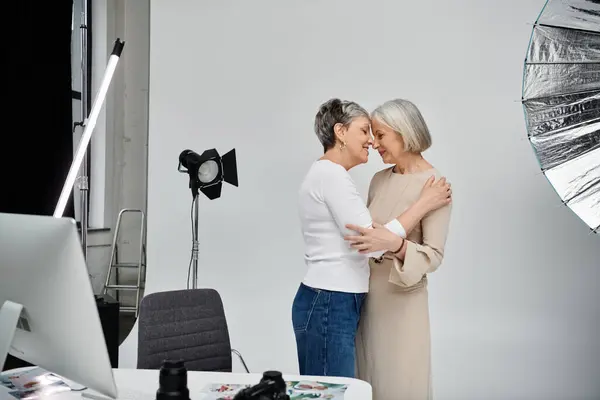 A lesbian couple embraces during a photoshoot, radiating love and intimacy. — Stock Photo