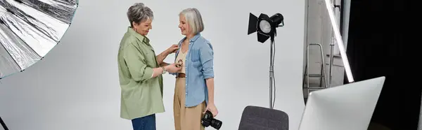 Duas mulheres, uma fotógrafa e outra modelo, trabalham juntas num estúdio.. — Fotografia de Stock