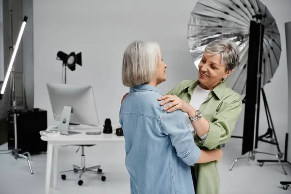 Дві жінки, лесбійська пара, обіймаються в фотостудії — Stock Photo