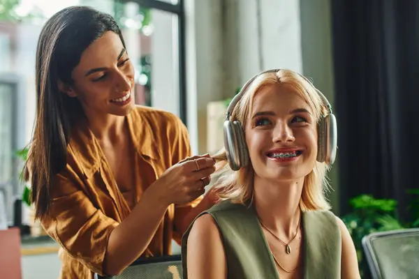 Deux femmes travaillent ensemble sur un projet dans un espace de bureau moderne. — Photo de stock