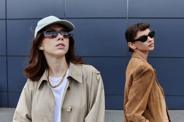 A young couple in trendy outfits enjoys a sunny afternoon together. — Stock Photo