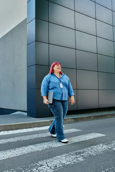 Женщина plus size уверенно идет по пешеходному переходу, ярко улыбаясь. — стоковое фото
