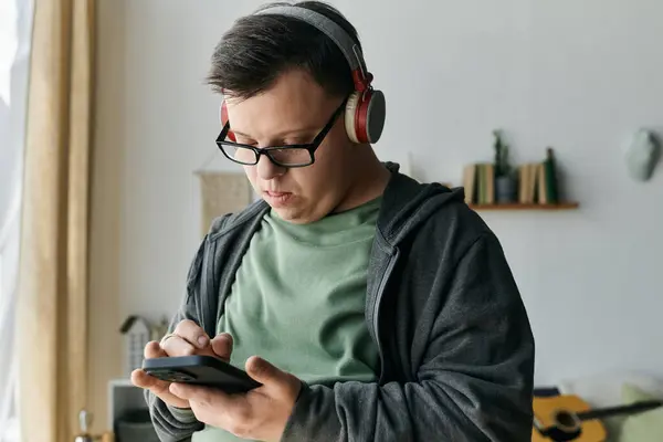 Ein Mann mit Down-Syndrom erkundet entspannt zu Hause seine Lieblingssongs. — Stockfoto