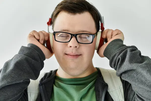 Un uomo con la sindrome di Down si immerge nella musica mentre si rilassa a casa. — Foto stock