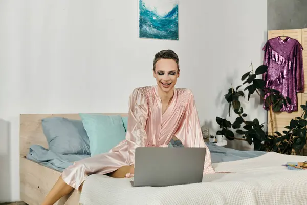 A lively drag queen interacts joyfully with fans online. — Stock Photo