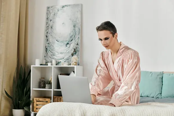 Une jeune drag queen interagit avec un ordinateur portable dans un cadre élégant et invitant. — Photo de stock