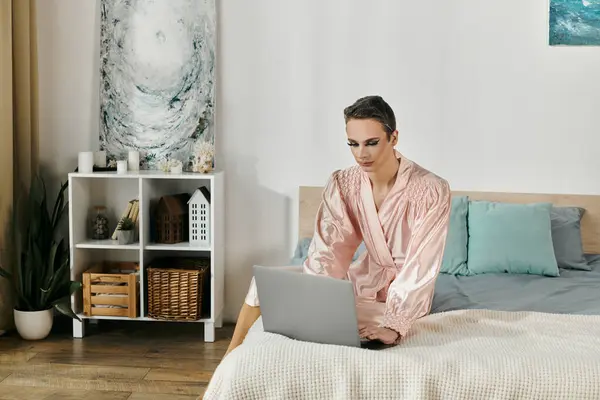 Uma drag queen em um roupão elegante posa graciosamente em um ambiente aconchegante quarto. — Fotografia de Stock