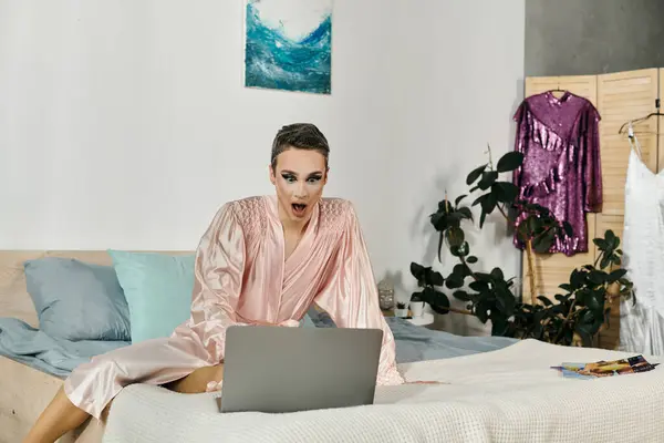 Junger Drag-Artist besticht mit lebendigem Ausdruck und Laptop. — Stock Photo