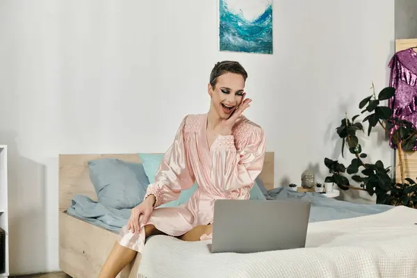 Drag queen joyfully poses while engaging with a laptop at home. — Stock Photo