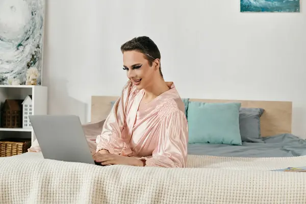 Stylish drag queen enjoys a moment of creativity while connected online. — Stock Photo