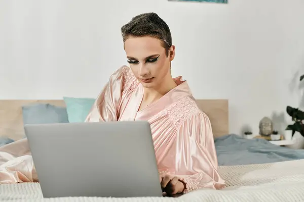 Drag queen captivates with artistry while immersed in digital creativity. — Stock Photo